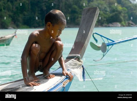 Kind Junge Hocken Auf Einem Boot Chao Naam Moken Surin Islands