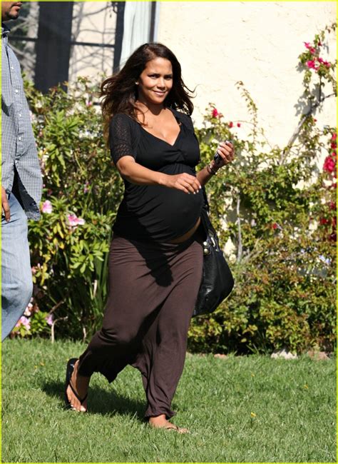 Halle Berry Baby Bump Peek A Boo Photo Photos Just Jared
