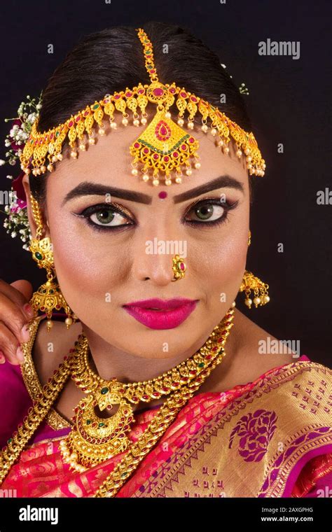 Bengali Woman Looking Saree Hi Res Stock Photography And Images Alamy