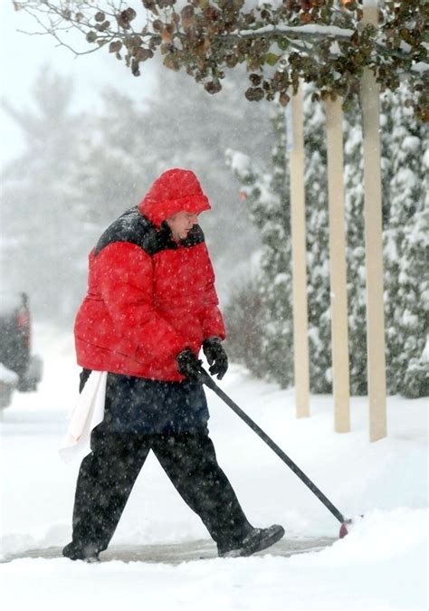 Today's weather forecast for Muskegon County: highs around 32 with snow