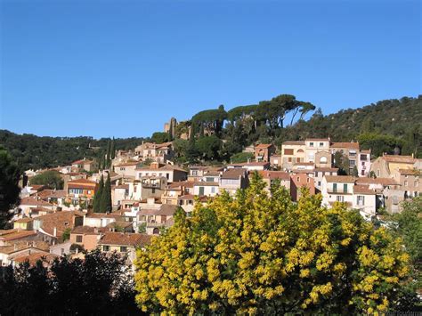 Bormes Les Mimosas Magnifique Village Typiquement Provençal Dominant