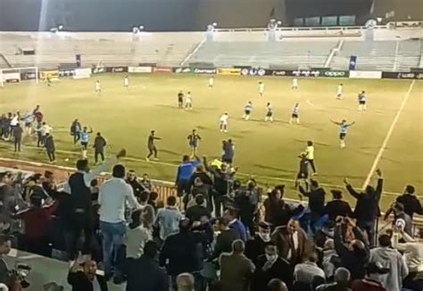 وأوضح حسام عزو، رئيس غزل المحلة أن النادي لجأ للقضاء ضد اللاعب إمام عاشور، وتم الحصول على حكم يقضي بسجنه 3 سنوات، مع. جماهير غزل المحلة يحتفلون بالفوز على الزمالك | فيديو وصور ...