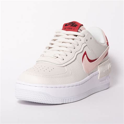This sneaker reflects this ethos in its design with double the swoosh, double the height and double the force. Nike Air Force 1 Shadow - Sneaker Style