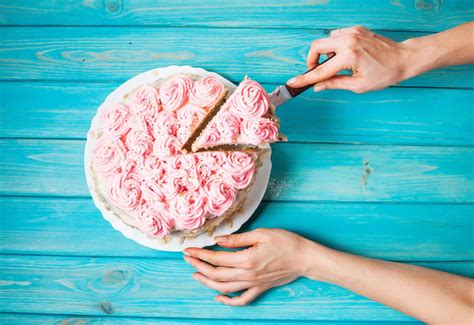 Cake Cutting Guide The Easiest Way To Cut A Round Cake Amycakes Bakes