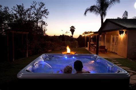 How To Plan A Hot Date In A Hot Tub At Home Everythingvintage