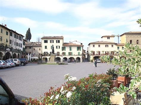 One of its attractions are the arched loggias that line its three sides, providing welcome. Piazza Matteotti Greve in Chianti