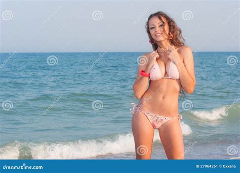 reizvolle schöne frau im bikini am strand stockbild bild 27964261