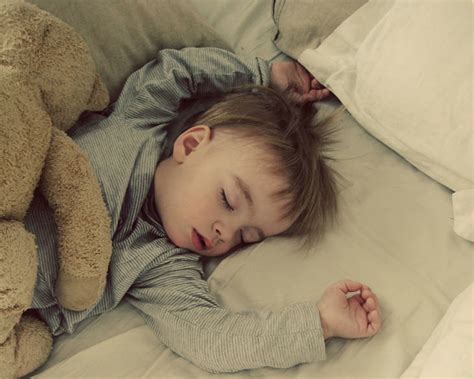 Apprendre à un enfant à dormir dans son lit Guide Astuces