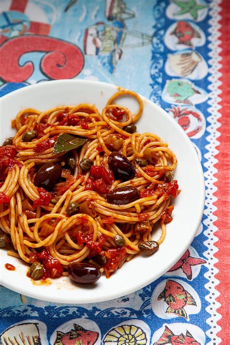 Spaghetti Mit Tomatensauce Kapern Und Bilder Kaufen Stockfood