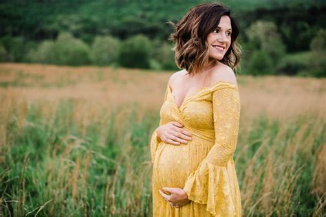 Maternity Poses These 5 Simple Setups Are All You Need Maternity Photoshoot Poses Maternity