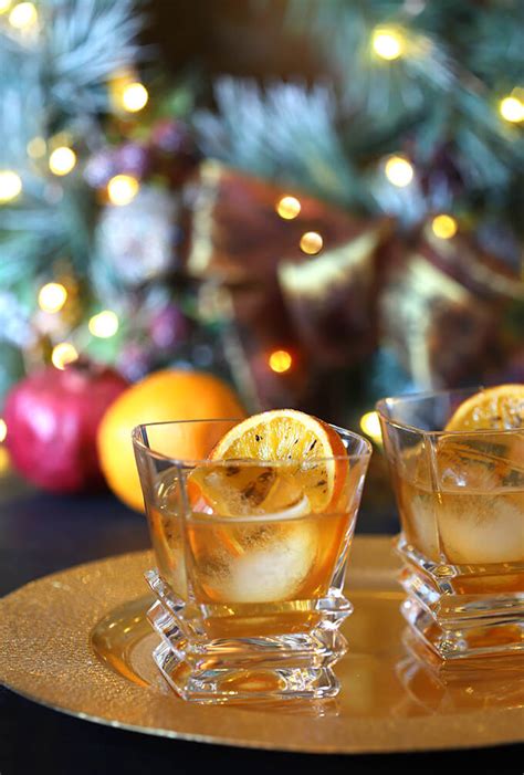 Try these delicious and easy christmas cocktails using aromatic spices, chocolate, baileys cream liqueur or whisky. Bourbon and Orange Brûlée Cocktail | Creative Culinary