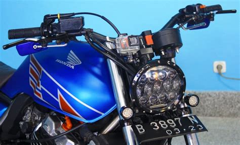 Download HONDA CB400 SF '98 - MAKASSAR : Mendadak Macho Berscrambler Style