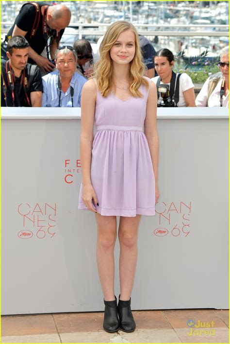 angourie rice gets kiss from ryan gosling at the nice guys cannes premiere photo 971166