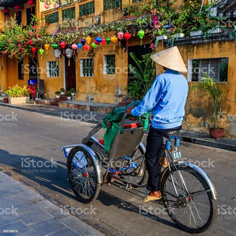 vietnamese-cycle-rickshaw-in-old-town-in-hoi-an-city-vietnam-stock