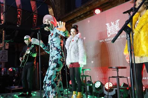 carly rae jepsen unveils hudson s bay holiday windows to huge crowd in toronto