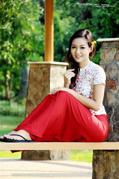 Model Su Myat Noe Oo In Beautiful Burmese Dress