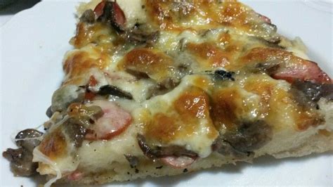 Pizza tartufata: funghi, salsiccia, crema di tartufi, mozzarella e ...