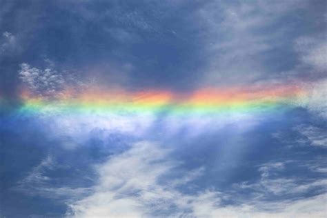 Apa Yang Menyebabkan Warna Pelangi Di Awan