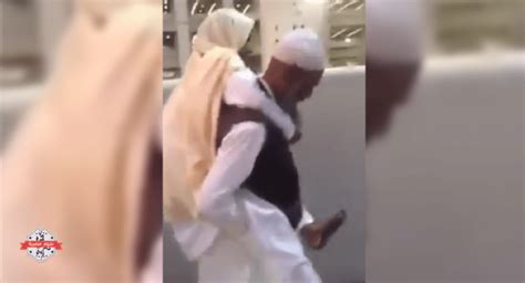 فيديو مؤثّر رجل يحمل أمه على كتفه ويطوف بها حول الكعبة خلال الحج