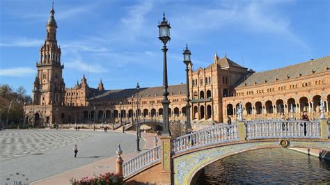 Sevilha é uma cidade espanhola, capital da província de mesmo nome e também capital. Sevilha - Alcázar Real, Catedral de Sevilha e a Praça da ...