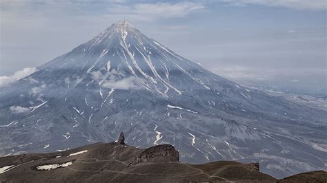 Hd Wallpaper Kamchatka Volcano Foggy Mountain Scenics Nature