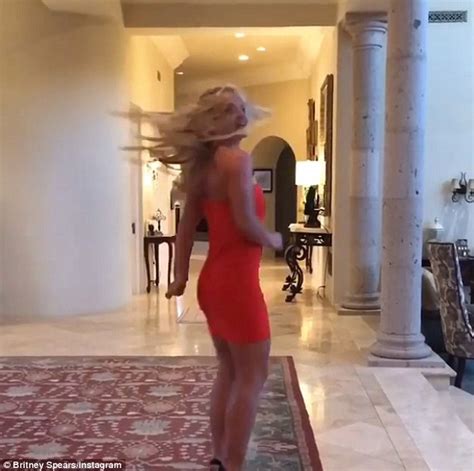 Britney Spears Puts On Runway Show In Her Hotel Suite Daily Mail Online