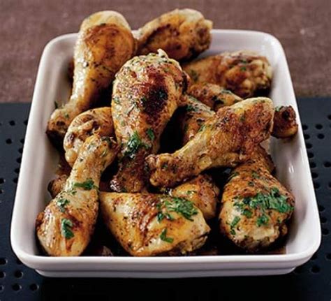 Sazona el pollo con romero fresco y tomillo antes de cocinar y añade una pizca de pimienta molida. Dos formas de cocinar muslos de pollo