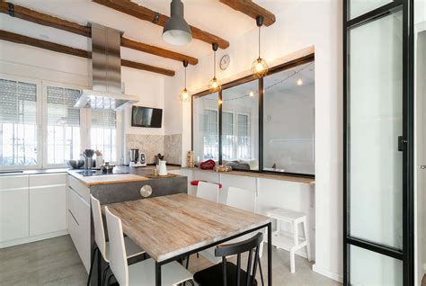 También la madera es muy importante en los diseños de mesas de cocina y comedores en general. Cocina con Península con mesa auxiliar de madera - Grupo Coeco