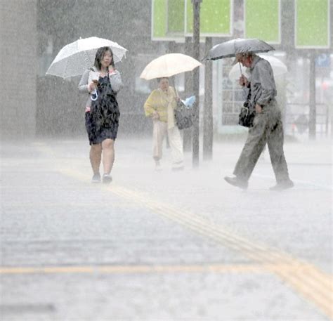 激しく降る雨の中を傘を差して歩く人たち＝29日午前8時15分、福岡市・天神 九州各地大雨続く 土砂崩れ なお警戒 写真・画像 1 1 ｜【西日本新聞me】