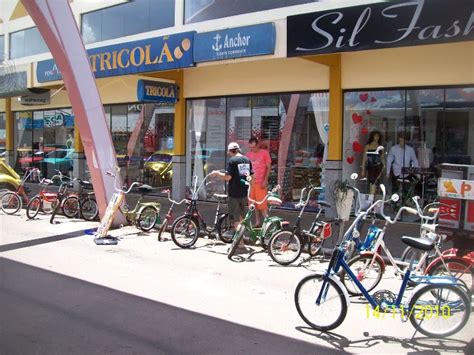 BICICLETAS ANTIGAS Exposição de bicicletas antigas e atuais em MODELO