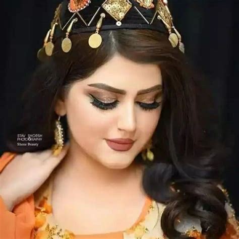 Pin By Abdellah Maliki On Belles Femmes Ronde Crown Jewelry Beautiful Fashion