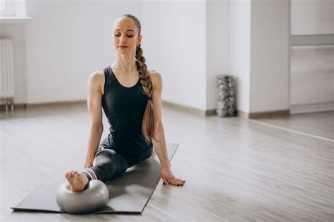 Mujer Practicando Yoga En Una Estera Foto Gratis
