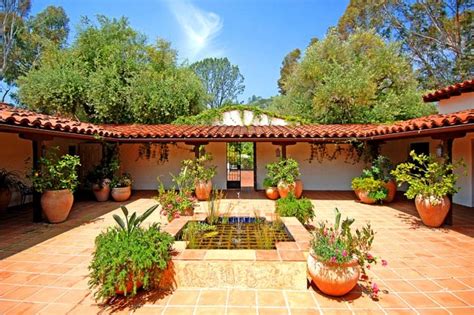 Spanish Colonial Style House With Courtyard