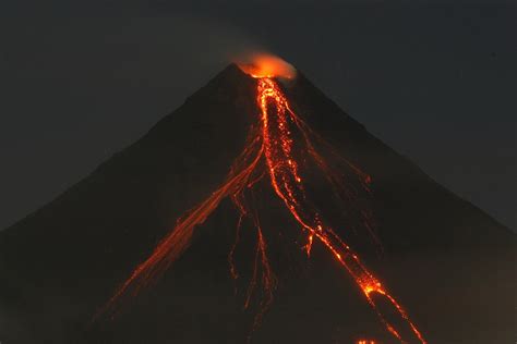 Mayon Volcano Expected To Erupt In Weeks 12000 Residents Getting