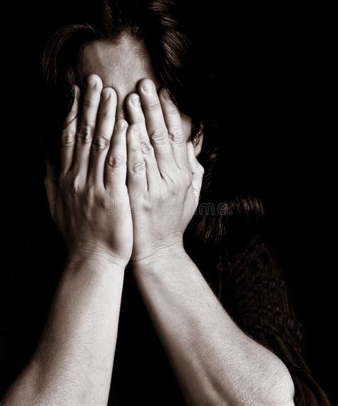 Femme Triste Pleurante Sur Un Fond Noir Image Stock Image Du Pleurer Expression 71278383