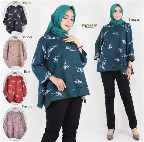 Buat kamu yang tampil lebih ke sisi perpaduan muslim dalam berbusana, maka tentu saja jenis batik dengan lengan yang panjang wajib kamu kenakan. Model Baju Atasan Wanita Lengan Panjang Terbaru 2020 ...