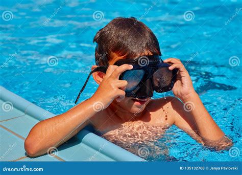 Ragazzo Nel Nuoto Della Maschera Nello Stagno Fotografia Stock Immagine Di Espressione Impari
