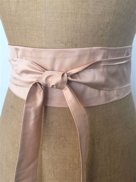Très facile à fixer au lit grâce à ses nombreux liens en tissus, il aura un joli maintien. Ceinture obi soie rose poudré pâle, à nouer - Doupion soie ...