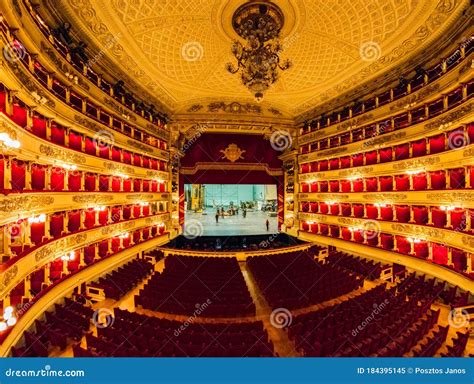 Casa De ópera De Scala En El Interior De Milán Imagen Editorial