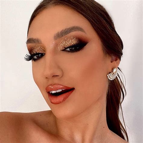22 Beautiful Prom Makeup Looks — Glitter Gold And Brown Makeup
