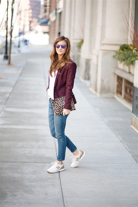 14 Fall Outfits That Will Make You Add A Burgundy Blazer To Your 