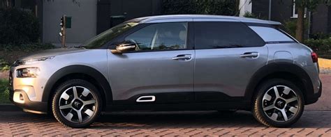 Citroën dispensed with traditional instrument panel and controls on the dashboard and center panel. De nieuwe Citroën C4 Cactus breekt traditie en dat bevalt ...
