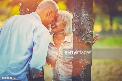 Portrait Dun Couple De Personnes Âgées Heureux Ayant Amusant Embrasser