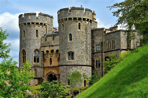 The courts contain chapels and royal apartments. Windsor Castle - School Tour Specialists : School Tour ...