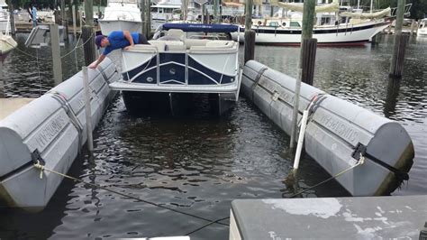 Demonstration Of Sunstream Fl10014 Boat Lift With Tritoon Kit Youtube