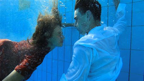 Underwater Shot Young Couple Kissing Pool 库存影片视频（100 免版税）1060162208