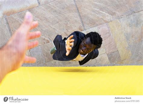 Schwarzer Mann springt auf Stadtstraße - ein lizenzfreies Stock Foto