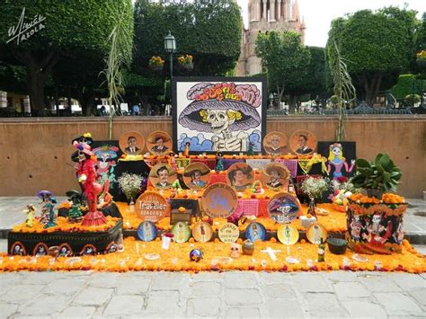 Aunque fue en la época los niveles del altar de muertos representan los estratos de la existencia. Simbología del ritual de Día de muertos - Más de México