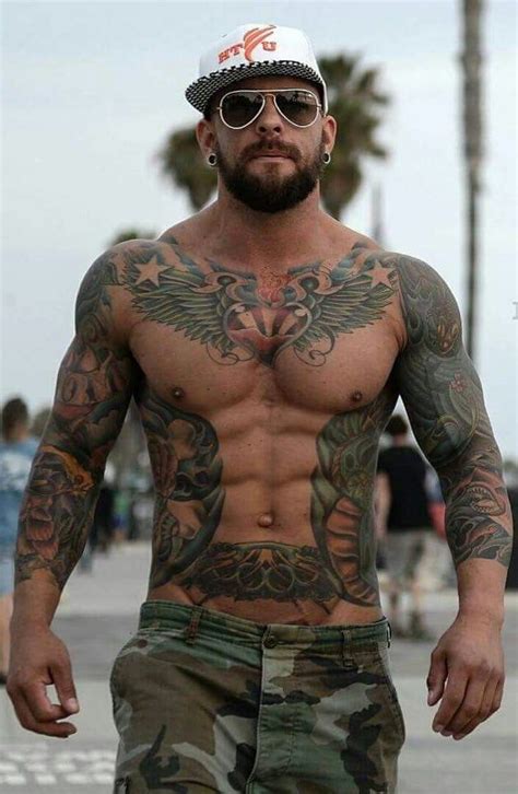 Накаченный парень с татуировками кто он и как добиться такого тела
