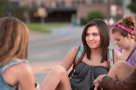 De Berichten Van Texting Van De Meisjes Van De Tiener Stock Foto